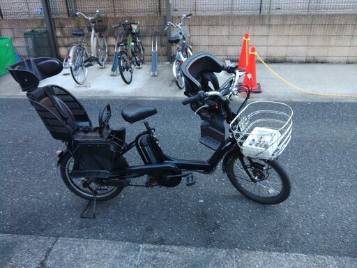 374️２０インチ、チャイルドシート、３人乗り、２人乗り、１人乗り、電動自転車  バカ良心的な中古電動自転車屋です。ブリヂストン、ヤマハ共同生産モデル。  安心保障の３カ月・無料交換保証、無料１００日間・点検サービス付き  土日もお子様と土足のまま、いろいろなタイプのご試乗が可能です。  バッテリーは、新品の９０％以上の性能を保持していて、コンディション良好です。  １回の充電で３０ｋｍ以上の走行が可能です。山手線を半周するくらい走行可能です。  ️オプション無料。後ろ