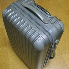 スーツケース　Mサイズ　車輪難あり　鍵なし　チャック式　キャリーバッグ