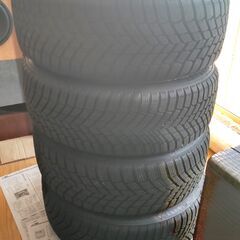 急な雪にも安心! 一年中装着のオールシーズンタイヤ,205/60R16,