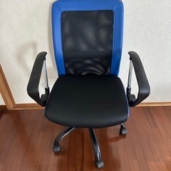 決まりました　　
おしゃれな青色と黒の椅子