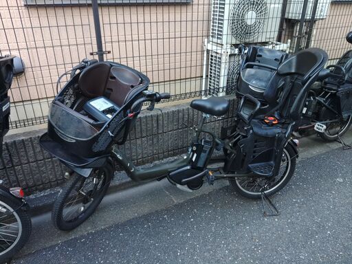 377土日もお子様と土足のまま、いろいろなタイプのご試乗が可能です。  バカ良心的な中古電動自転車屋です。ブリヂストン、ヤマハ共同生産モデル。  ️２０インチ、チャイルドシート、３人乗り、２人乗り、１人乗り、電動自転車  安心保障の３カ月・無料交換保証、無料１００日間・点検サービス付き  バッテリーは、新品の９０％以上の性能を保持していて、コンディション良好です。  １回の充電で３０ｋｍ以上の走行が可能です。山手線を半周するくらい走行可能です。  ️オプション無料。後ろ