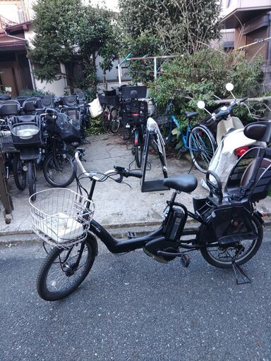 078土日もお子様と土足のままご試乗可能です。バカ親切な電動自転車屋  ️２０インチ、チャイルドシート、２人乗り、３人乗り、１人乗り電動自転車    安心保障の３カ月・無料交換保証、１００日間・点検無料サービス付き  オプション無料。後ろチャイルドシートをかごに変更して１人乗りに変更も可能です。  １回の充電で３０ｋｍ以上の走行が可能です。山手線を半周くらいの距離を走れます。  バッテリーは、新品の９０％以上の性能を保持していて、コンディション良好です。  ２０インチ、