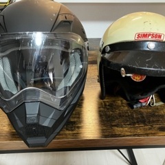 ヘルメット2つ、バイクメンテナンス用品セット