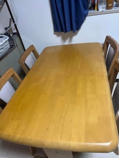 ダイニングセットと冷蔵庫