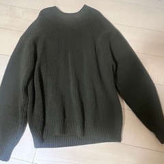 カーキー色のセーター