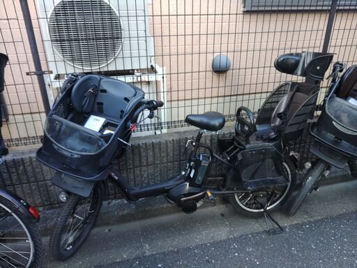 380土日もお子様と土足のまま、いろいろなタイプのご試乗が可能です。  バカ良心的な中古電動自転車屋です。ブリヂストン、ヤマハ共同生産モデル。  ️２０インチ、チャイルドシート、３人乗り、２人乗り、１人乗り、電動自転車  安心保障の３カ月・無料交換保証、無料１００日間・点検サービス付き  バッテリーは、新品の９０％以上の性能を保持していて、コンディション良好です。  １回の充電で３０ｋｍ以上の走行が可能です。山手線を半周するくらい走行可能です。  ️オプション無料。後ろ