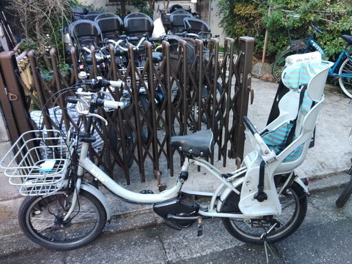 381安心保障の３カ月・無料交換保証、１００日間・点検無料サービス付き  土日もお子様と土足のままご試乗可能です。バカ親切な電動自転車屋  ️２６インチ、２０インチ、チャイルドシート、２人乗り、３人乗り、各種・電動自転車    オプション無料。後ろチャイルドシートをかごに変更して１人乗りに変更も可能です。  １回の充電で３０ｋｍ以上の走行が可能です。山手線を半周くらいの距離を走れます。  バッテリーは、新品の９０％以上の性能を保持していて、コンディション良好です。  ２