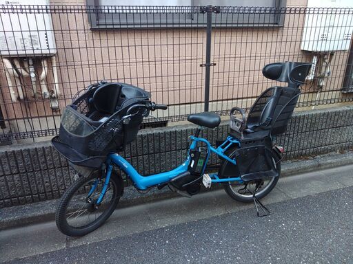382土日もお子様と土足のままご試乗可能です。バカ親切な電動自転車屋  ️２６インチ、２０インチ、チャイルドシート、２人乗り、３人乗り、各種・電動自転車    １００日間・安心の無料点検・無料交換保証サービス付き  オプション無料。後ろチャイルドシートをかごに変更して１人乗りに変更も可能です。  １回の充電で３０ｋｍ以上の走行が可能です。山手線を半周くらいの距離を走れます。  バッテリーは、新品の９０％以上の性能を保持していて、コンディション良好です。  ２０インチ、チ