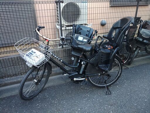 383土日もお子様と土足のままご試乗可能です。バカ親切な電動自転車屋  ️２６インチ、２０インチ、チャイルドシート、２人乗り、３人乗り、各種・電動自転車    １００日間・安心の無料点検・無料交換保証サービス付き  オプション無料。後ろチャイルドシートをかごに変更して１人乗りに変更も可能です。  １回の充電で３０ｋｍ以上の走行が可能です。山手線を半周くらいの距離を走れます。  バッテリーは、新品の９０％以上の性能を保持していて、コンディション良好です。  ２０インチ、チ