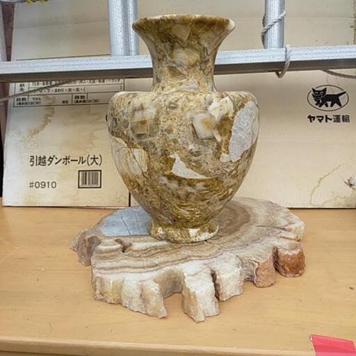 鍾乳石壺　台座付き