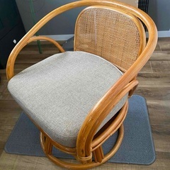 籐製回転椅子