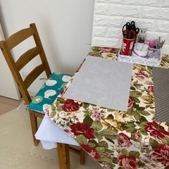 テーブル、椅子一脚