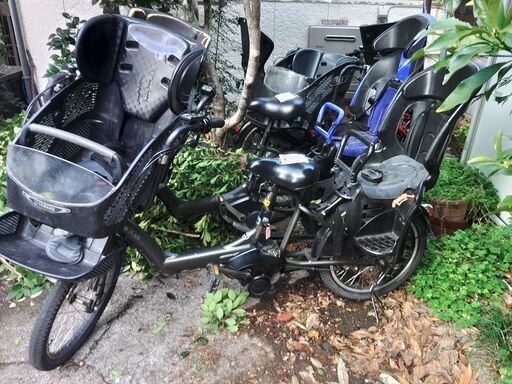388土日もお子様と土足のままご試乗可能です。バカ親切な電動自転車屋  ️２０インチ、チャイルドシート、２人乗り、３人乗り、１人乗り電動自転車    安心保障の３カ月・無料交換保証、１００日間・点検無料サービス付き  オプション無料。後ろチャイルドシートをかごに変更して１人乗りに変更も可能です。  １回の充電で３０ｋｍ以上の走行が可能です。山手線を半周くらいの距離を走れます。  バッテリーは、新品の９０％以上の性能を保持していて、コンディション良好です。  ２０インチ、