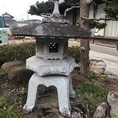 日本庭園 大きい燈籠 灯籠 灯篭 とうろう 重いので手伝います