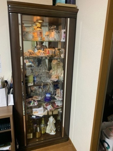 家具屋さんで10万円で購入！ガラス張り棚✨