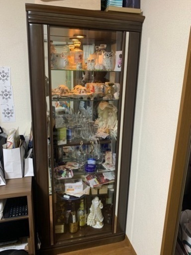 家具屋さんで10万円で購入！ガラス張り棚✨ - 棚、シェルフ