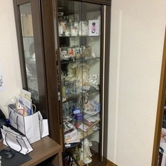 家具屋さんで10万円で購入！ガラス張り棚✨