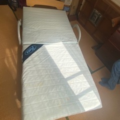【受付終了】折り畳める手摺付きシングルベッド