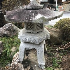 日本庭園 大きい燈籠 灯籠 灯篭 とうろう 重いので手伝います (たく  