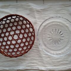 ガラス皿と竹製のかご3セット