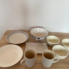 お皿とカップと茶碗