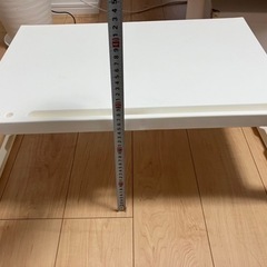 折りたたみ白テーブル