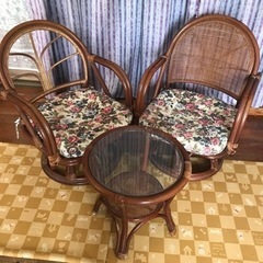 藤の椅子と小テーブルセット　