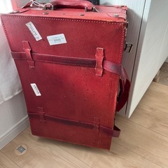 赤スーツケース　使用感かなりあり