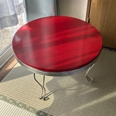 赤の丸いテーブル