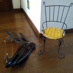 ミニチュア椅子と木製ハンガー3個