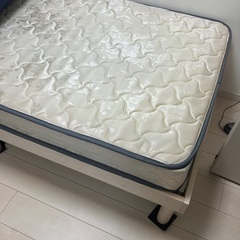 シングルベッド木製フレームとマットレス　白基調
