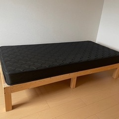 シングルベッドのマット付き。