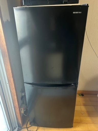 【値下げしました！】アイリスオーヤマ 冷蔵庫 142L 家庭用 幅50cm 冷凍庫 53L 右開き ブラック IRSD-14A-B 一人暮らし 省エネ 節電 静音設計 最高水準の冷凍機能 冷凍室3段 2ドア
