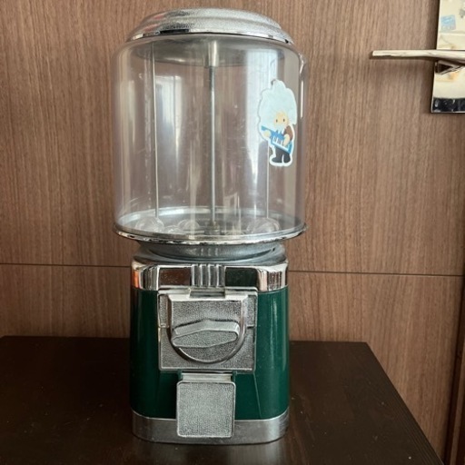 レトロなガチャガチャ機械
