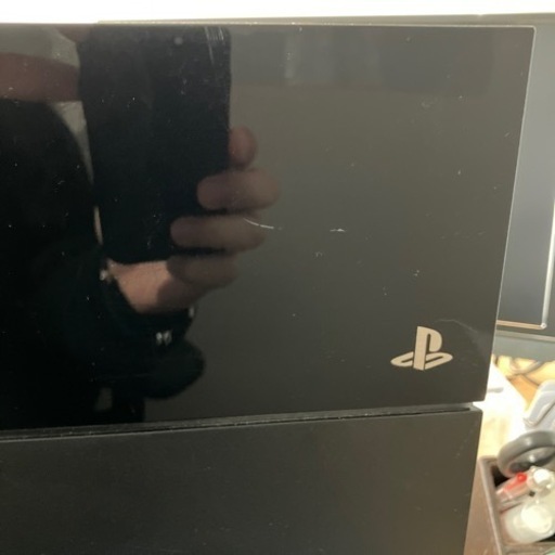 【中古品】【初期化済】PS4 ＆ コントローラー2つ ＆ 縦型充電スタンド