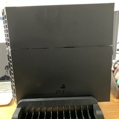 中古品】【初期化済】PS4 ＆ コントローラー2つ ＆ 縦型充電スタンド