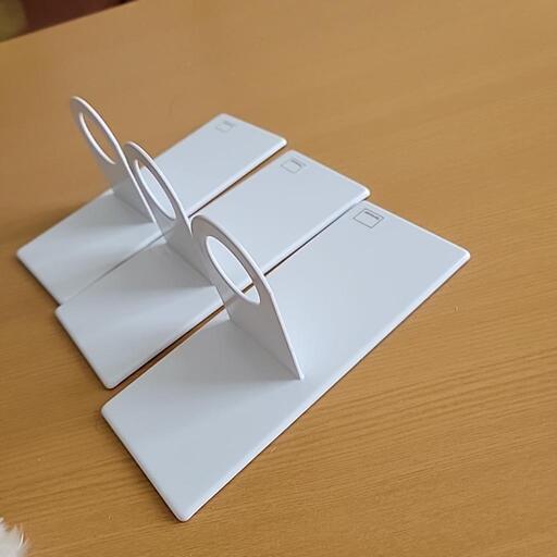 ３つで2000円、山崎実業のシャンプーボトルラック、磁石でユニットバスの壁にくっつく