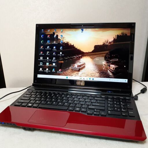 【取引中です】FUJITSU　LIFEBOOK　15インチ　i5　8GB　SSD（256）　カメラ　Wi-Fi　Bluetooth　office2021　テンキー　Windows11　23H2