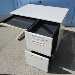 事務机 1000x700x700 ホワイト 日焼けあり ナイキ製 鍵無し・作成