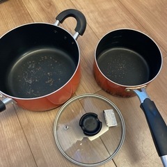 鍋２つと小さい鍋蓋１つ