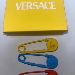 VERSACE★ギャザー トップ セーフティー ピン 90_1018081-