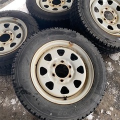 16インチ　スパイクタイヤ　日産てっちん付き
