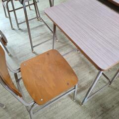 教室のテーブルとイスのセット