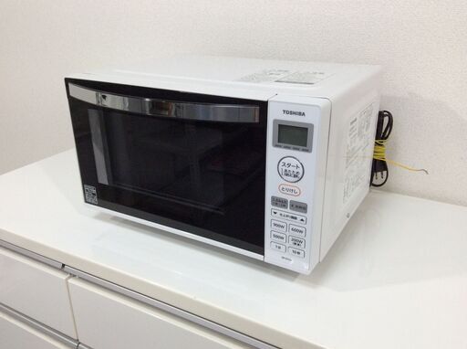 （2/21受渡済）JT8277【TOSHIBA/東芝 電子レンジ】美品 2018年製 ER-SS17A 家電 キッチン 庫内フラット 縦開き