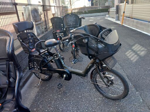 233２０インチ、チャイルドシート、３人乗り、２人乗り、１人乗り、電動自転車  安心保障の１００日間・点検無料サービス付き、３カ月・無料交換保証、  土日もお子様と土足のままご試乗可能です。バカ親切な電動自転車屋  オプション無料。後ろチャイルドシートをかごに変更して１人乗りに変更も可能です。  １回の充電で３０ｋｍ以上の走行が可能です。山手線を半周くらいの距離を走れます。  バッテリーは、品の９０％以上の性能を保持していて、コンディション良好です。  ２０インチ、チャ
