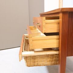 北欧デンマークより入荷したチーク材を使用したソーイングワゴンです。シンプルで愛らしいデザインはインテリアのアクセントに。ナチュラルな質感のお洒落なソーイングテーブル♪
