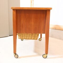北欧デンマークより入荷したチーク材を使用したソーイングワゴンです。シンプルで愛らしいデザインはインテリアのアクセントに。ナチュラルな質感のお洒落なソーイングテーブル♪
