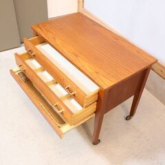 北欧デンマークより入荷したチーク材を使用したソーイングワゴンです。シンプルで愛らしいデザインはインテリアのアクセントに。ナチュラルな質感のお洒落なソーイングテーブル♪