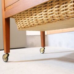 北欧デンマークより入荷したチーク材を使用したソーイングワゴンです。シンプルで愛らしいデザインはインテリアのアクセントに。ナチュラルな質感のお洒落なソーイングテーブル♪