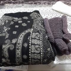 服と手編みのマフラー